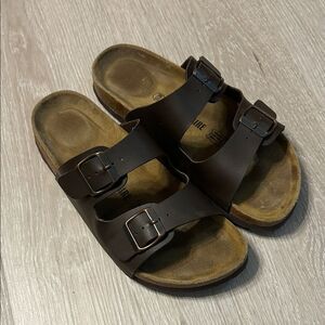 Cushionaire Lane Cork Footbead Buckle Sandals